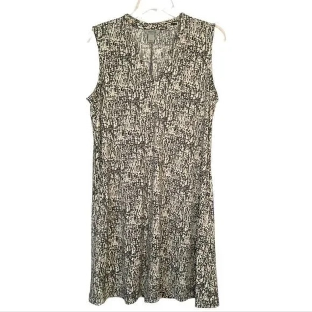 Elegant Black and White Sleeveless Dress